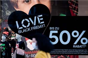 Der „Black Friday“ stammt aus den USA und mittlerweile bieten viele Händler sogar eine „Black Week“ an.