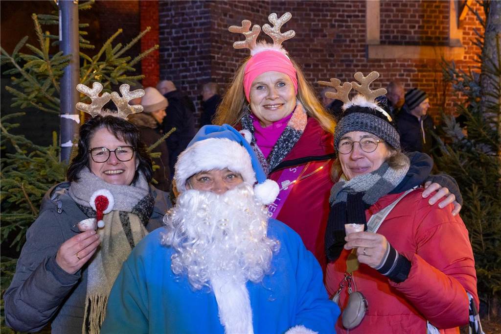 Der blau-weiße Weihnachtsmann war zu Besuch auf dem Adventsmarkt in Alstätte. Hier gibt es zahlreiche Fotos von den Besuchern des Weihnachtsmarktes. 