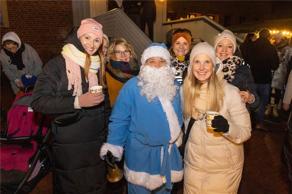 Der blau-weiße Weihnachtsmann war zu Besuch auf dem Adventsmarkt in Alstätte. Hier gibt es zahlreiche Fotos von den Besuchern des Weihnachtsmarktes. 
