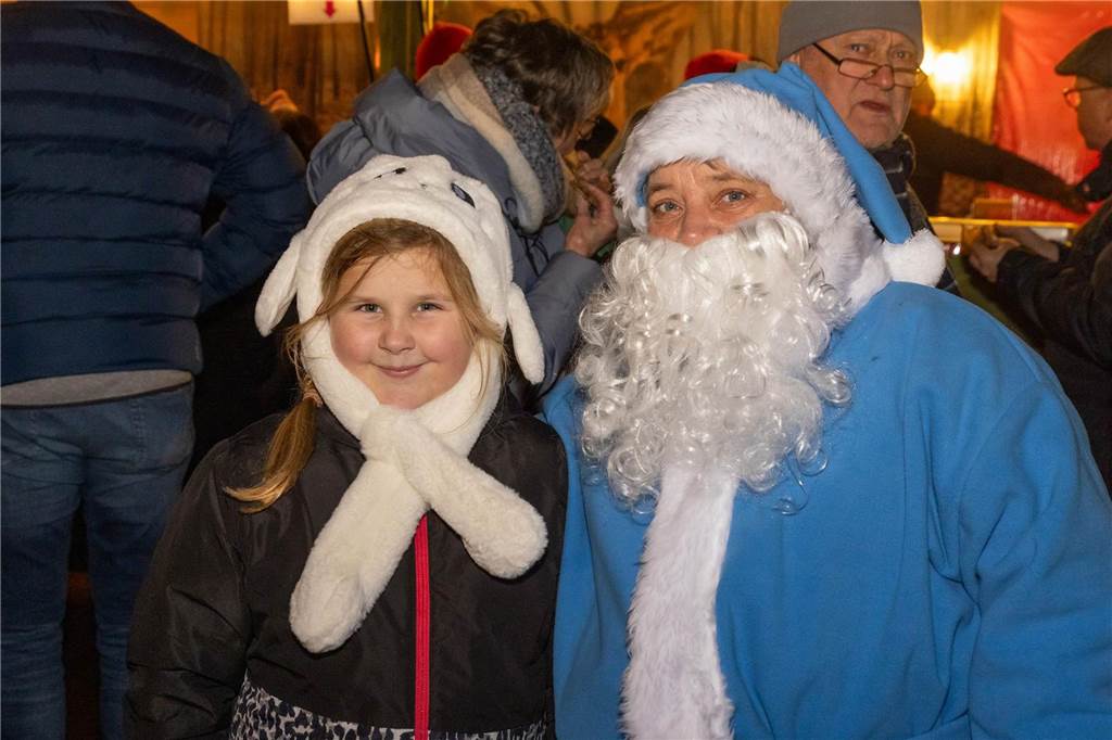 Der blau-weiße Weihnachtsmann war zu Besuch auf dem Adventsmarkt in Alstätte. Hier gibt es zahlreiche Fotos von den Besuchern des Weihnachtsmarktes. 