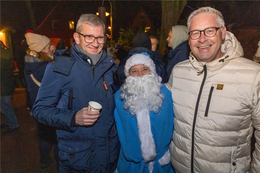 Der blau-weiße Weihnachtsmann war zu Besuch auf dem Adventsmarkt in Alstätte. Hier gibt es zahlreiche Fotos von den Besuchern des Weihnachtsmarktes. 