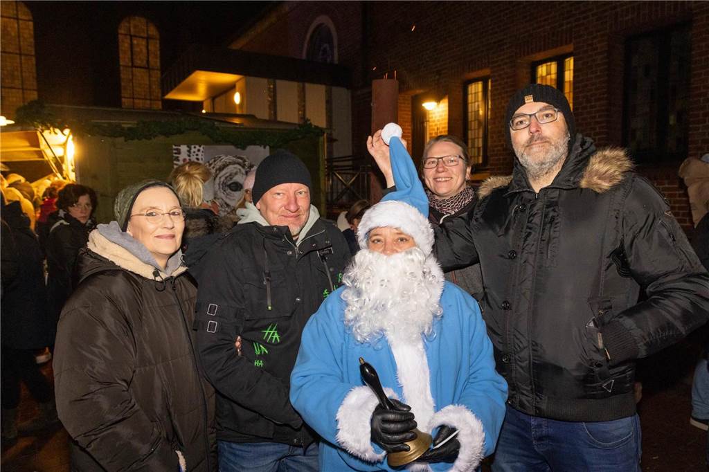 Der blau-weiße Weihnachtsmann war zu Besuch auf dem Adventsmarkt in Alstätte. Hier gibt es zahlreiche Fotos von den Besuchern des Weihnachtsmarktes. 