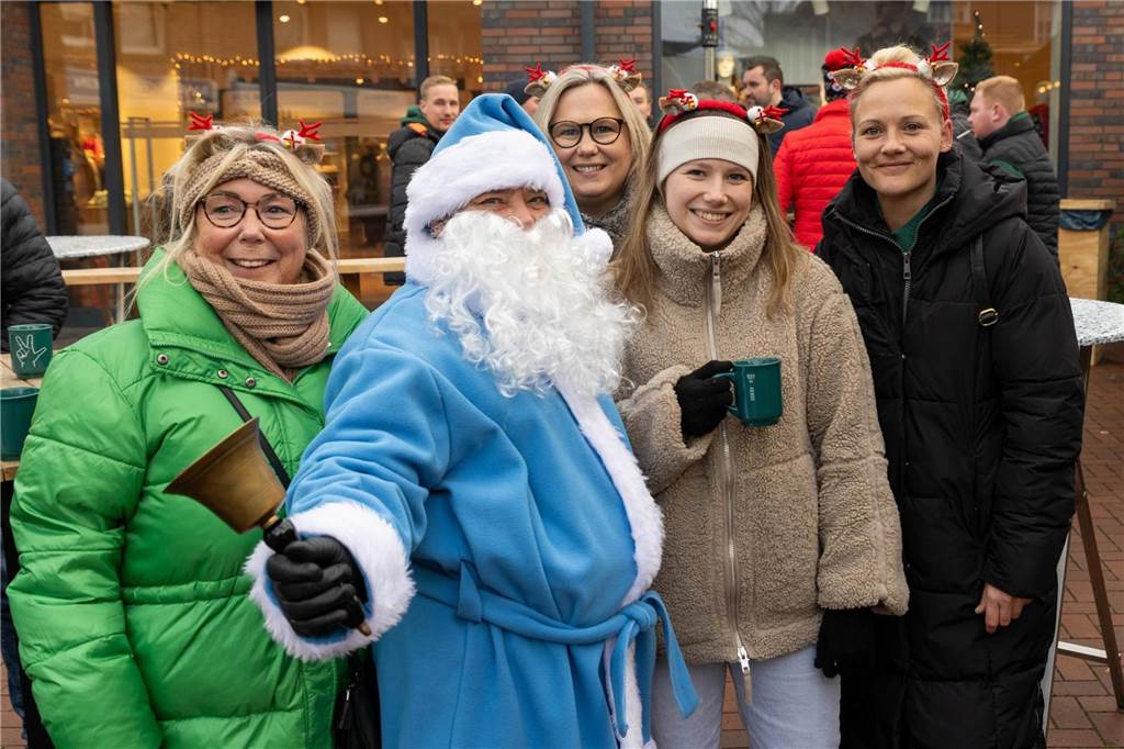 Der blau-weiße Weihnachtsmann war zu Besuch auf dem Adventsmarkt in Alstätte. Hier gibt es zahlreiche Fotos von den Besuchern des Weihnachtsmarktes. 