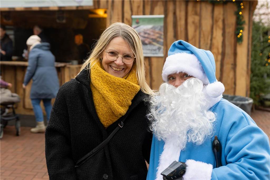 Der blau-weiße Weihnachtsmann war zu Besuch auf dem Adventsmarkt in Alstätte. Hier gibt es zahlreiche Fotos von den Besuchern des Weihnachtsmarktes. 