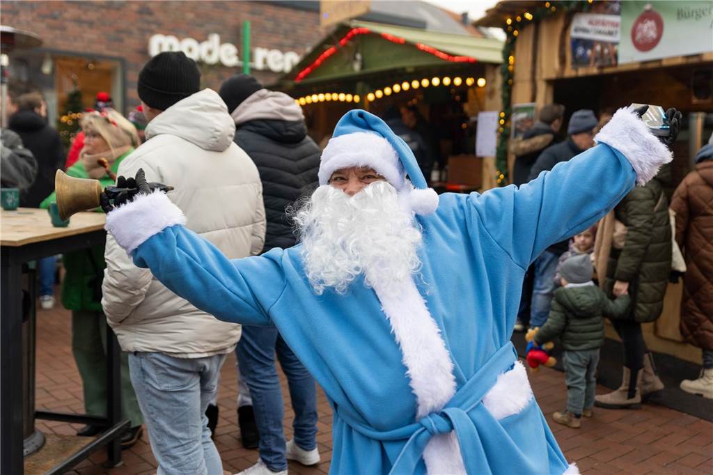 Der blau-weiße Weihnachtsmann war zu Besuch auf dem Adventsmarkt in Alstätte. Hier gibt es zahlreiche Fotos von den Besuchern des Weihnachtsmarktes. 