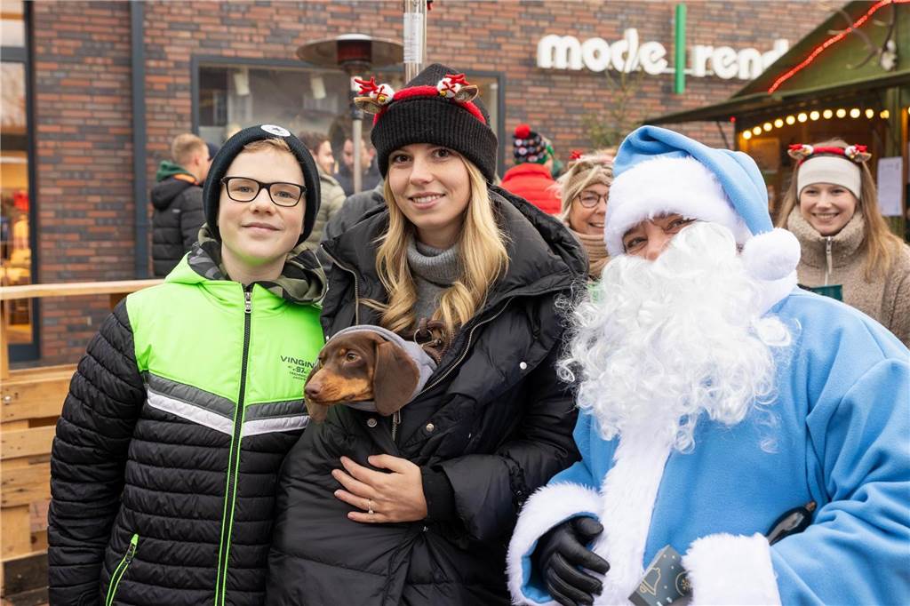 Der blau-weiße Weihnachtsmann war zu Besuch auf dem Adventsmarkt in Alstätte. Hier gibt es zahlreiche Fotos von den Besuchern des Weihnachtsmarktes. 