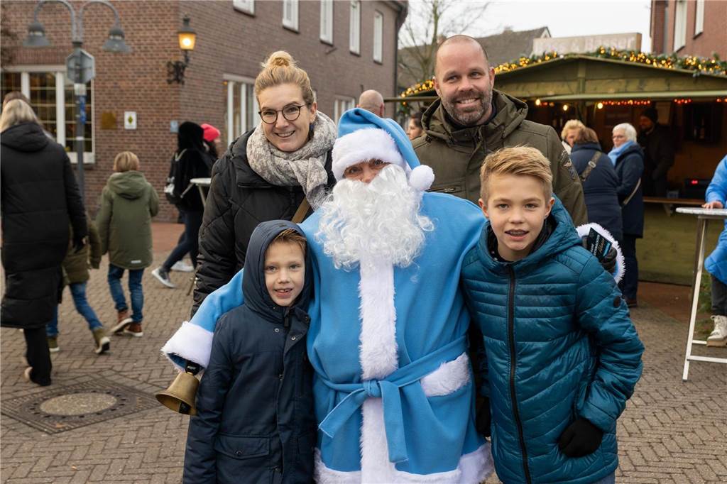 Der blau-weiße Weihnachtsmann war zu Besuch auf dem Adventsmarkt in Alstätte. Hier gibt es zahlreiche Fotos von den Besuchern des Weihnachtsmarktes. 