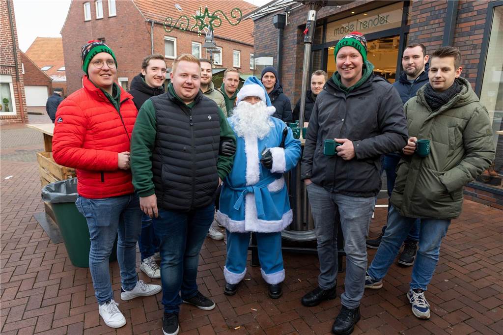 Der blau-weiße Weihnachtsmann war zu Besuch auf dem Adventsmarkt in Alstätte. Hier gibt es zahlreiche Fotos von den Besuchern des Weihnachtsmarktes. 