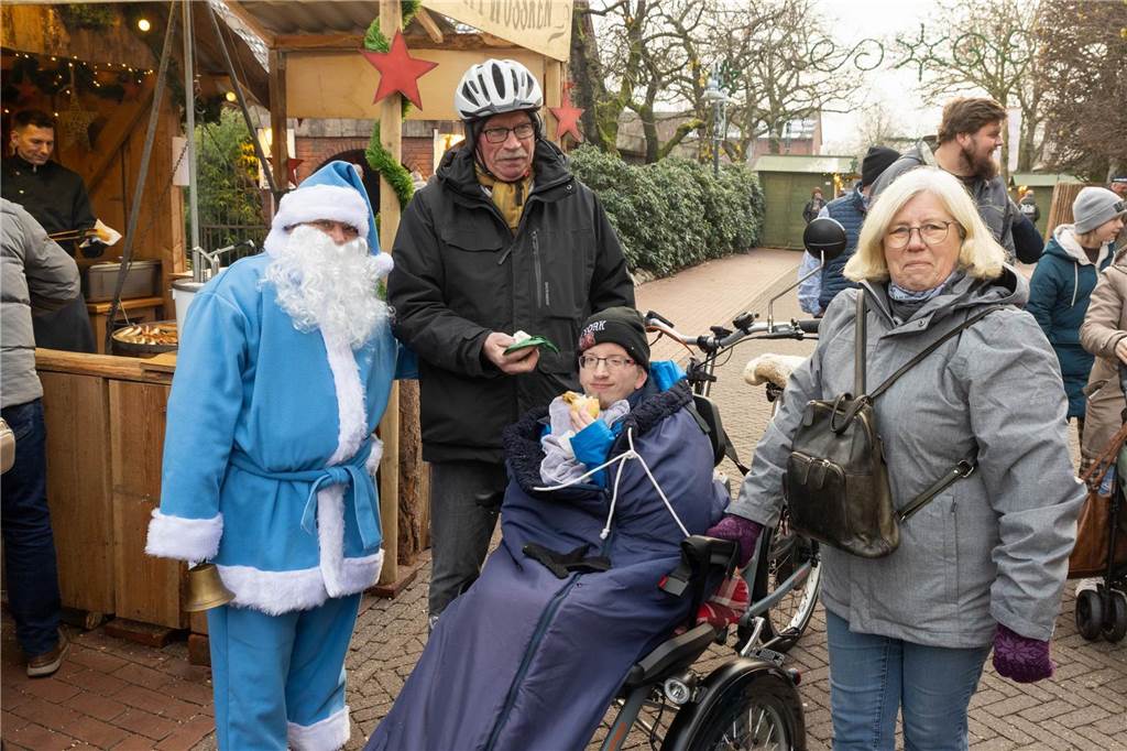 Der blau-weiße Weihnachtsmann war zu Besuch auf dem Adventsmarkt in Alstätte. Hier gibt es zahlreiche Fotos von den Besuchern des Weihnachtsmarktes. 