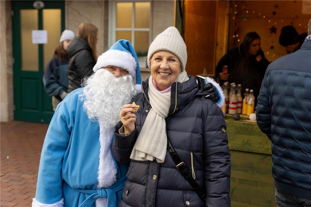 Der blau-weiße Weihnachtsmann war zu Besuch auf dem Adventsmarkt in Alstätte. Hier gibt es zahlreiche Fotos von den Besuchern des Weihnachtsmarktes. 
