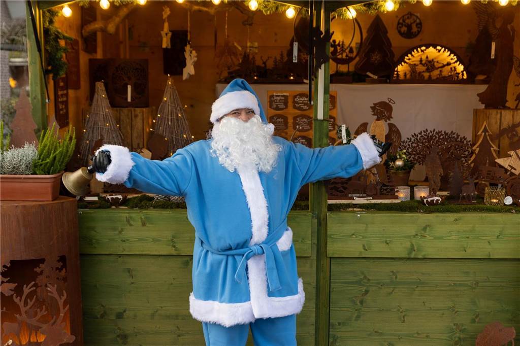 Der blau-weiße Weihnachtsmann war zu Besuch auf dem Adventsmarkt in Alstätte. Hier gibt es zahlreiche Fotos von den Besuchern des Weihnachtsmarktes. 