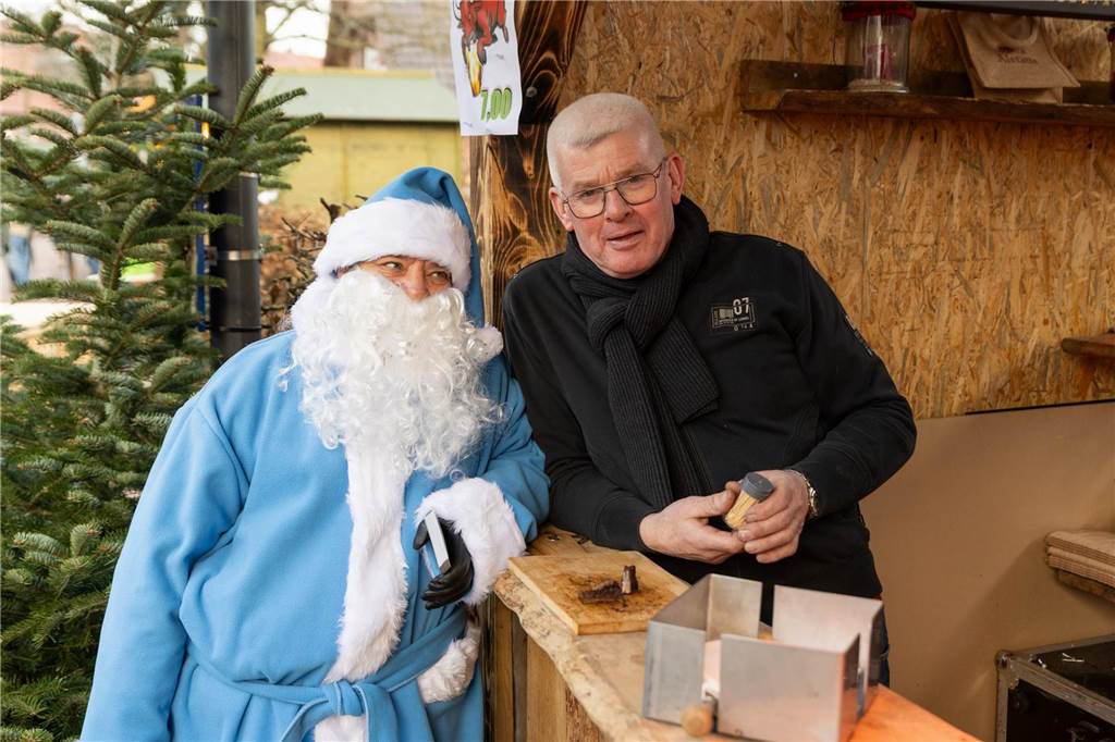 Der blau-weiße Weihnachtsmann war zu Besuch auf dem Adventsmarkt in Alstätte. Hier gibt es zahlreiche Fotos von den Besuchern des Weihnachtsmarktes. 