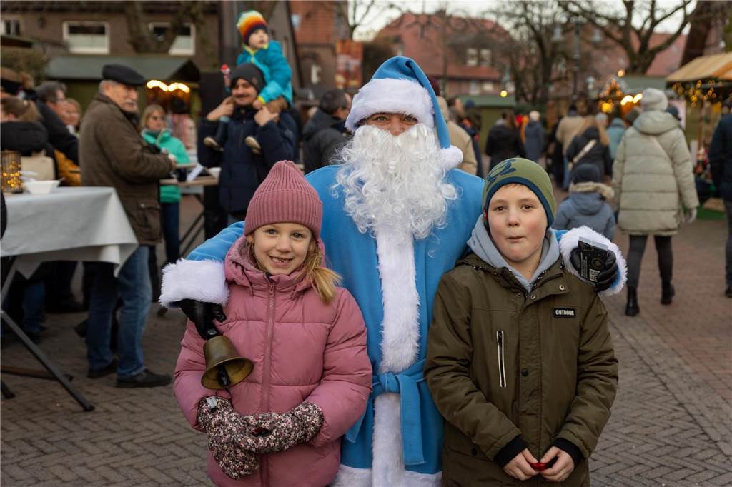Der blau-weiße Weihnachtsmann war zu Besuch auf dem Adventsmarkt in Alstätte. Hier gibt es zahlreiche Fotos von den Besuchern des Weihnachtsmarktes. 