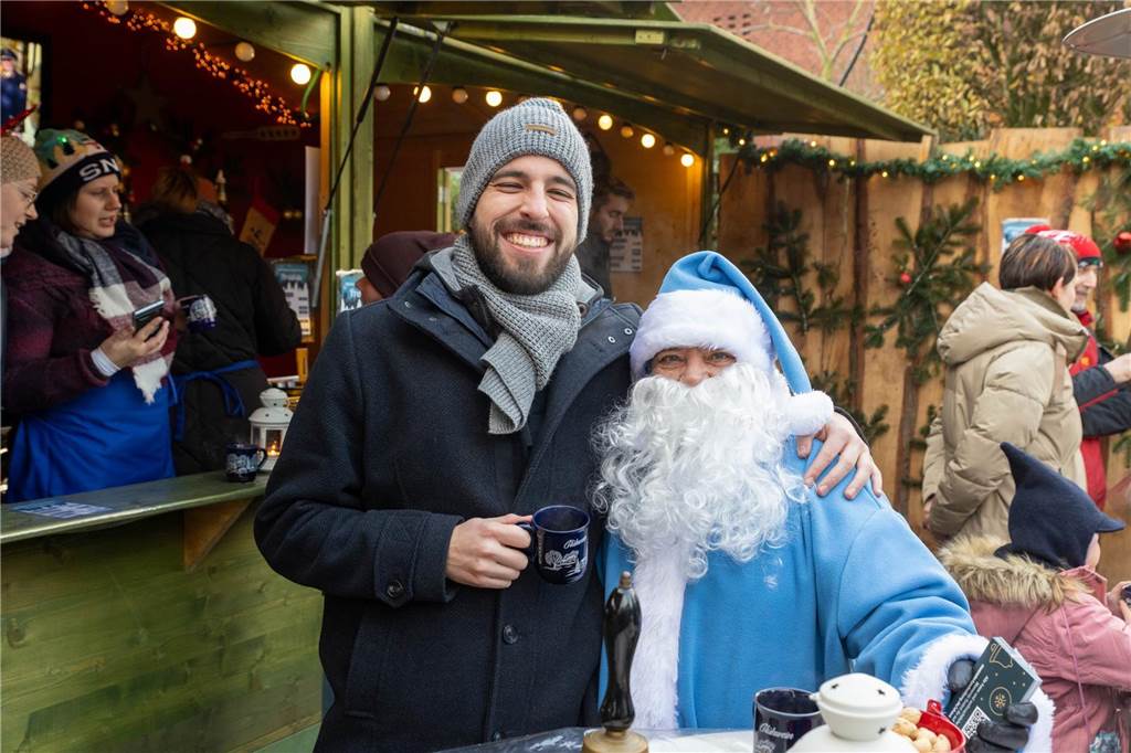 Der blau-weiße Weihnachtsmann war zu Besuch auf dem Adventsmarkt in Alstätte. Hier gibt es zahlreiche Fotos von den Besuchern des Weihnachtsmarktes. 