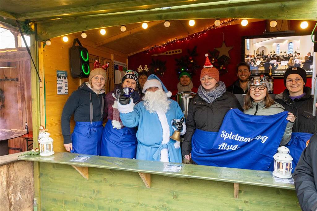Der blau-weiße Weihnachtsmann war zu Besuch auf dem Adventsmarkt in Alstätte. Hier gibt es zahlreiche Fotos von den Besuchern des Weihnachtsmarktes. 