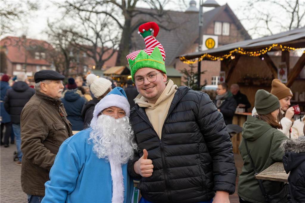 Der blau-weiße Weihnachtsmann war zu Besuch auf dem Adventsmarkt in Alstätte. Hier gibt es zahlreiche Fotos von den Besuchern des Weihnachtsmarktes. 