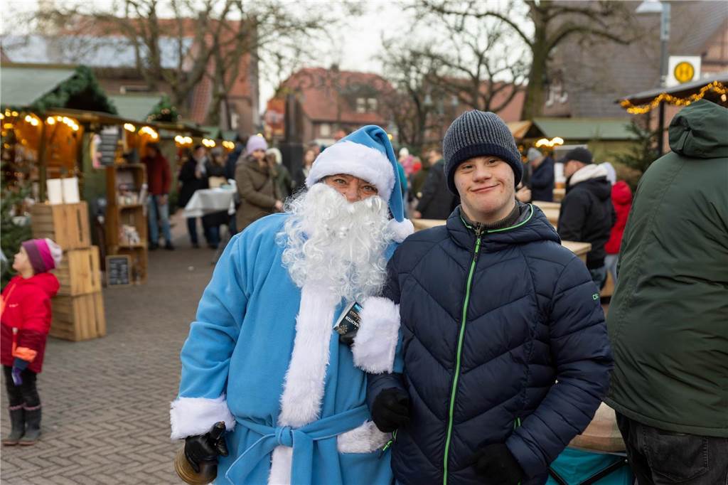Der blau-weiße Weihnachtsmann war zu Besuch auf dem Adventsmarkt in Alstätte. Hier gibt es zahlreiche Fotos von den Besuchern des Weihnachtsmarktes. 