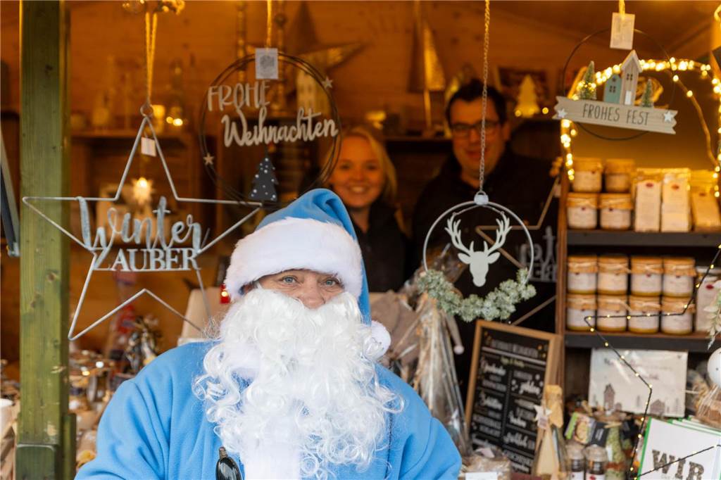 Der blau-weiße Weihnachtsmann war zu Besuch auf dem Adventsmarkt in Alstätte. Hier gibt es zahlreiche Fotos von den Besuchern des Weihnachtsmarktes. 