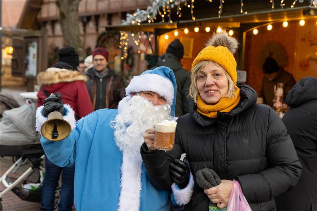 Der blau-weiße Weihnachtsmann war zu Besuch auf dem Adventsmarkt in Alstätte. Hier gibt es zahlreiche Fotos von den Besuchern des Weihnachtsmarktes. 
