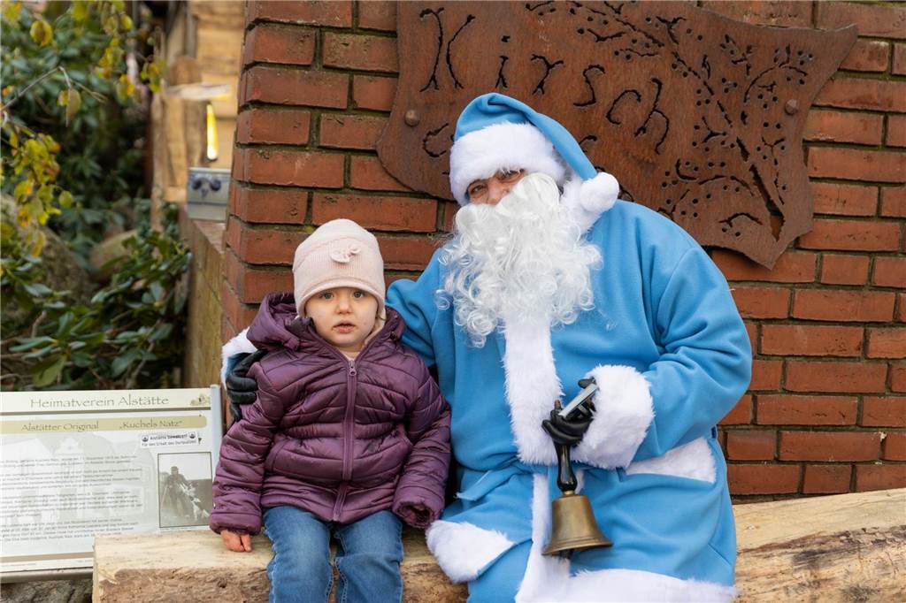 Der blau-weiße Weihnachtsmann war zu Besuch auf dem Adventsmarkt in Alstätte. Hier gibt es zahlreiche Fotos von den Besuchern des Weihnachtsmarktes. 