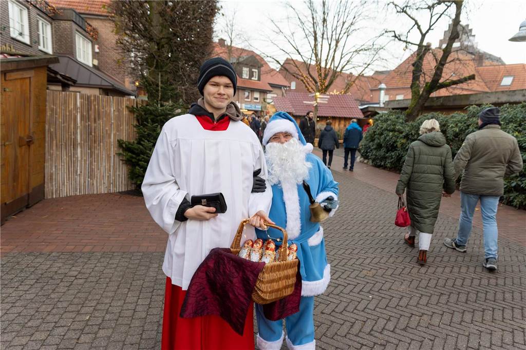 Der blau-weiße Weihnachtsmann war zu Besuch auf dem Adventsmarkt in Alstätte. Hier gibt es zahlreiche Fotos von den Besuchern des Weihnachtsmarktes. 