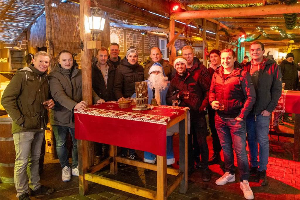 Der blau-weiße Weihnachtsmann war zu Besuch auf dem Adventsmarkt in Alstätte. Hier gibt es zahlreiche Fotos von den Besuchern des Weihnachtsmarktes. 
