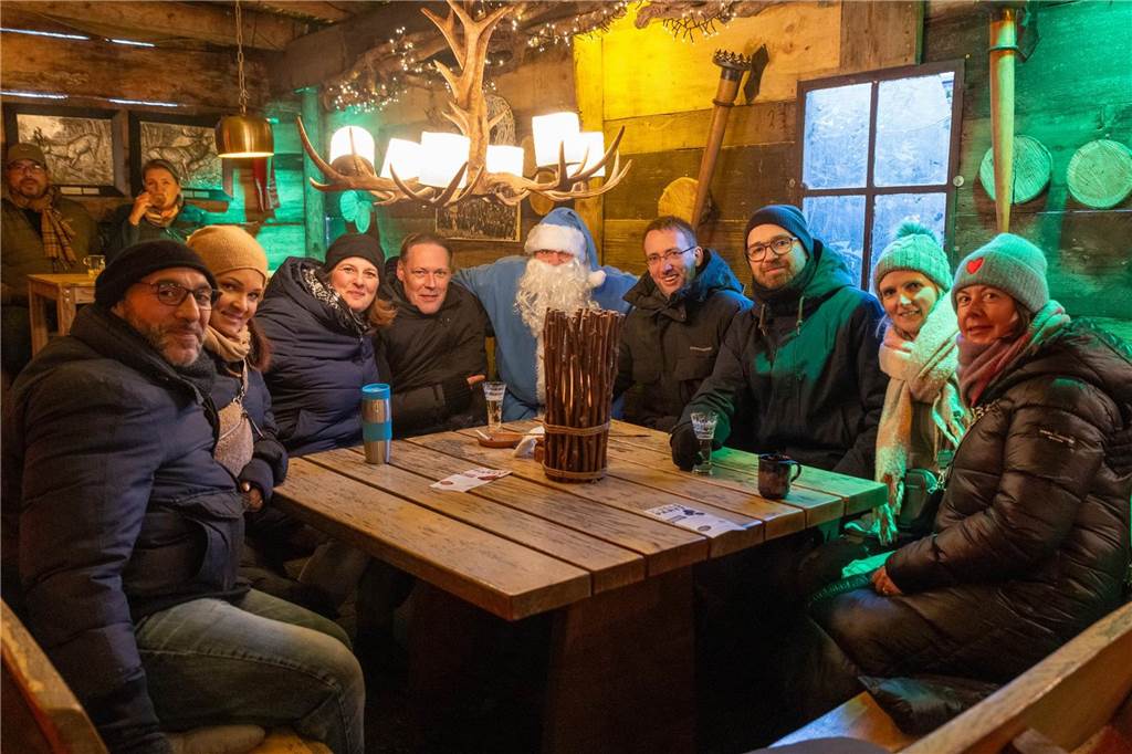 Der blau-weiße Weihnachtsmann war zu Besuch auf dem Adventsmarkt in Alstätte. Hier gibt es zahlreiche Fotos von den Besuchern des Weihnachtsmarktes. 