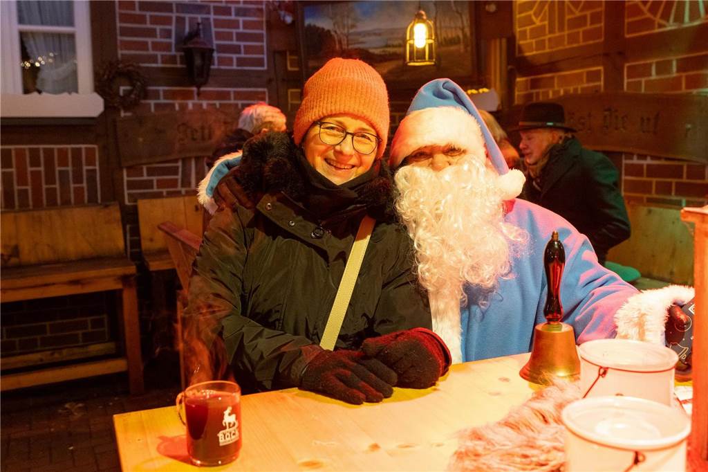 Der blau-weiße Weihnachtsmann war zu Besuch auf dem Adventsmarkt in Alstätte. Hier gibt es zahlreiche Fotos von den Besuchern des Weihnachtsmarktes. 