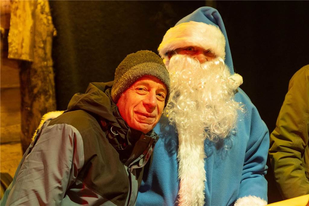 Der blau-weiße Weihnachtsmann war zu Besuch auf dem Adventsmarkt in Alstätte. Hier gibt es zahlreiche Fotos von den Besuchern des Weihnachtsmarktes.