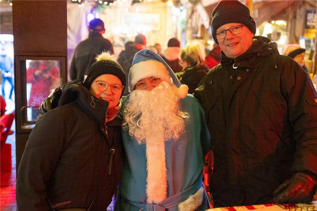 Der blau-weiße Weihnachtsmann war zu Besuch auf dem Adventsmarkt in Alstätte. Hier gibt es zahlreiche Fotos von den Besuchern des Weihnachtsmarktes. 