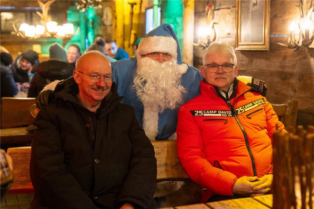 Der blau-weiße Weihnachtsmann war zu Besuch auf dem Adventsmarkt in Alstätte. Hier gibt es zahlreiche Fotos von den Besuchern des Weihnachtsmarktes. 