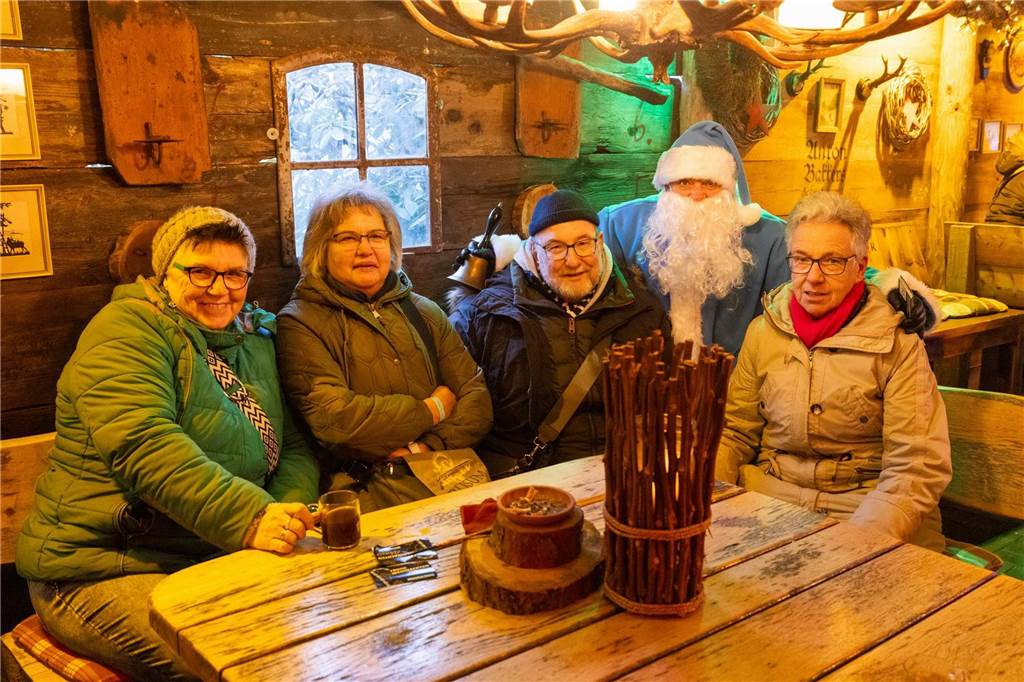 Der blau-weiße Weihnachtsmann war zu Besuch auf dem Adventsmarkt in Alstätte. Hier gibt es zahlreiche Fotos von den Besuchern des Weihnachtsmarktes. 