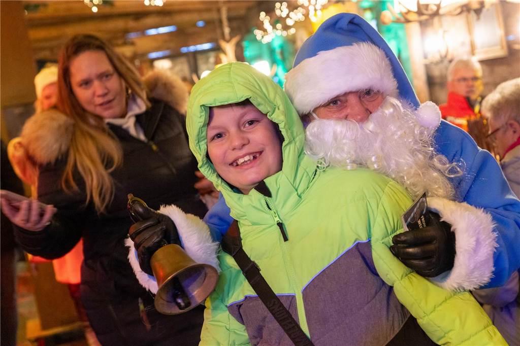 Der blau-weiße Weihnachtsmann war zu Besuch auf dem Adventsmarkt in Alstätte. Hier gibt es zahlreiche Fotos von den Besuchern des Weihnachtsmarktes. 