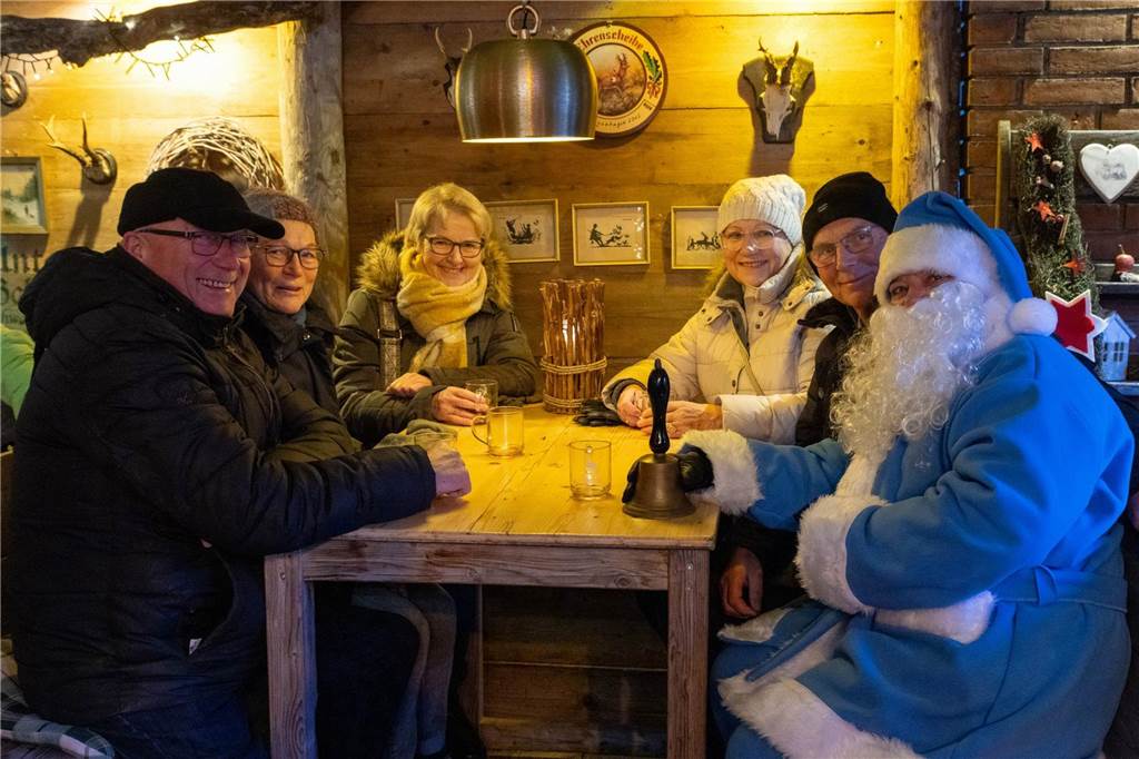 Der blau-weiße Weihnachtsmann war zu Besuch auf dem Adventsmarkt in Alstätte. Hier gibt es zahlreiche Fotos von den Besuchern des Weihnachtsmarktes. 