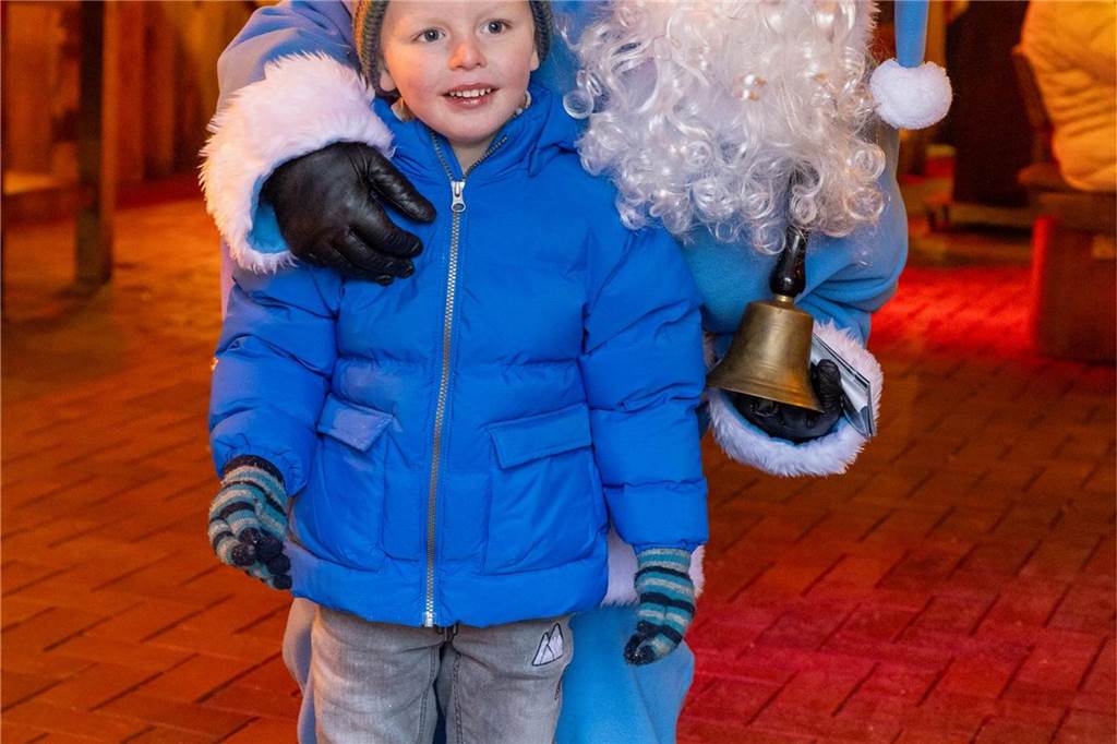 Der blau-weiße Weihnachtsmann war zu Besuch auf dem Adventsmarkt in Alstätte. Hier gibt es zahlreiche Fotos von den Besuchern des Weihnachtsmarktes. 