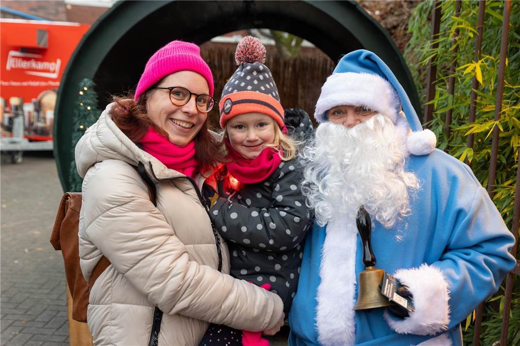 Der blau-weiße Weihnachtsmann war zu Besuch auf dem Adventsmarkt in Alstätte. Hier gibt es zahlreiche Fotos von den Besuchern des Weihnachtsmarktes. 