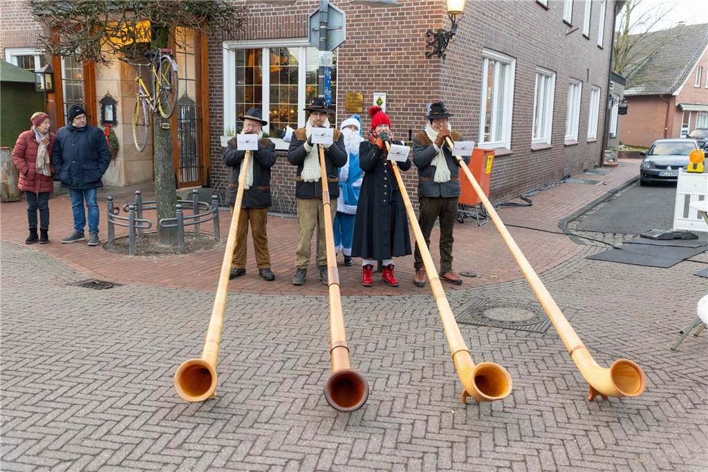 Der blau-weiße Weihnachtsmann war zu Besuch auf dem Adventsmarkt in Alstätte. Hier gibt es zahlreiche Fotos von den Besuchern des Weihnachtsmarktes. 