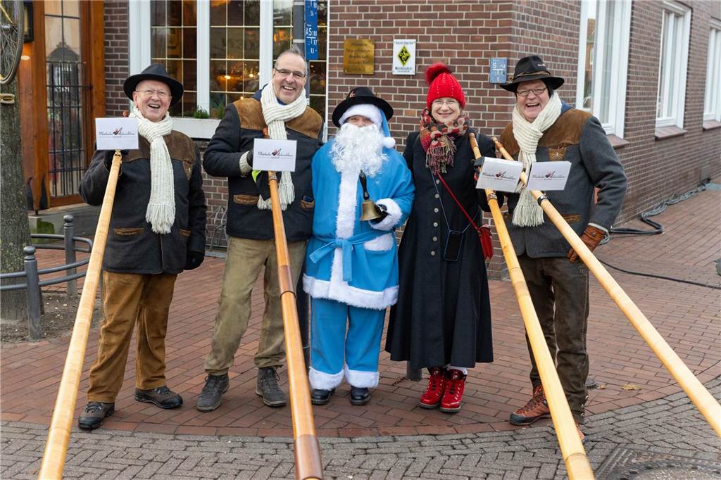 Der blau-weiße Weihnachtsmann war zu Besuch auf dem Adventsmarkt in Alstätte. Hier gibt es zahlreiche Fotos von den Besuchern des Weihnachtsmarktes. 