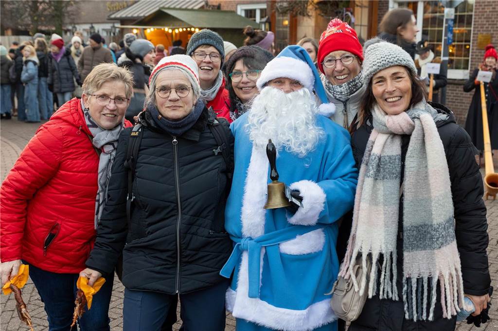 Der blau-weiße Weihnachtsmann war zu Besuch auf dem Adventsmarkt in Alstätte. Hier gibt es zahlreiche Fotos von den Besuchern des Weihnachtsmarktes. 