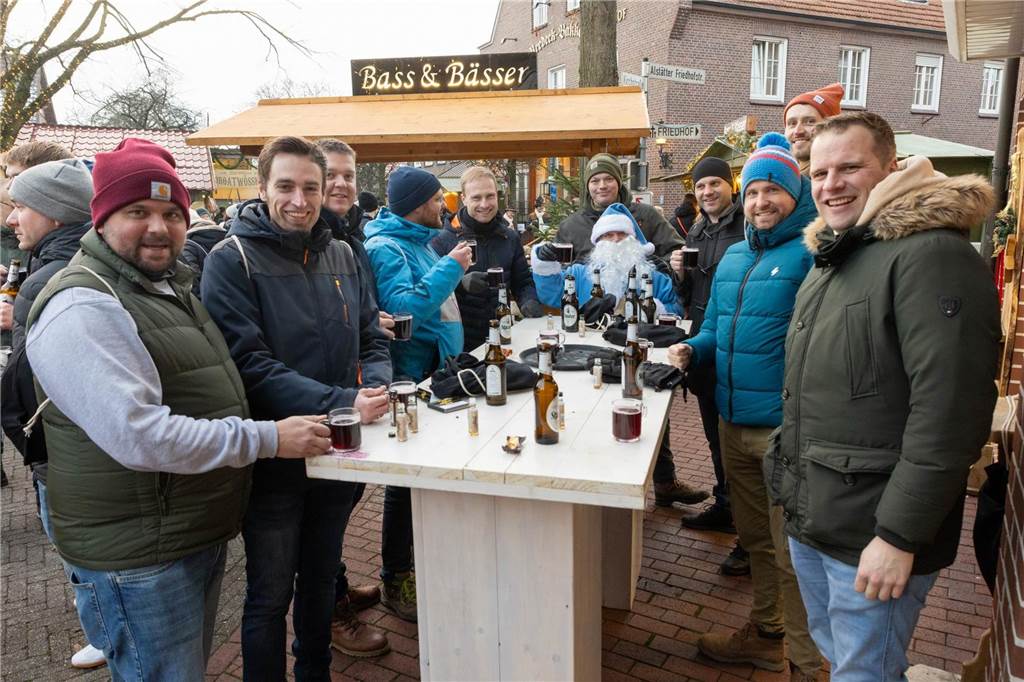 Der blau-weiße Weihnachtsmann war zu Besuch auf dem Adventsmarkt in Alstätte. Hier gibt es zahlreiche Fotos von den Besuchern des Weihnachtsmarktes. 