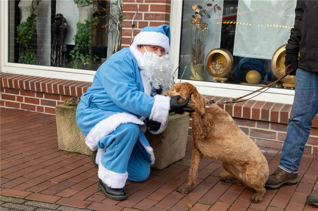 Der blau-weiße Weihnachtsmann war zu Besuch auf dem Adventsmarkt in Alstätte. Hier gibt es zahlreiche Fotos von den Besuchern des Weihnachtsmarktes. 
