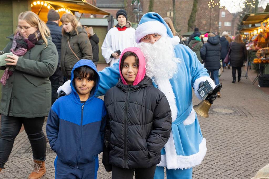 Der blau-weiße Weihnachtsmann war zu Besuch auf dem Adventsmarkt in Alstätte. Hier gibt es zahlreiche Fotos von den Besuchern des Weihnachtsmarktes. 