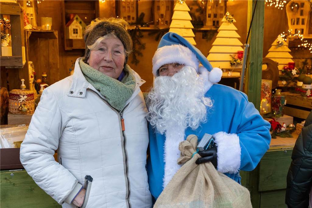 Der blau-weiße Weihnachtsmann war zu Besuch auf dem Adventsmarkt in Alstätte. Hier gibt es zahlreiche Fotos von den Besuchern des Weihnachtsmarktes. 