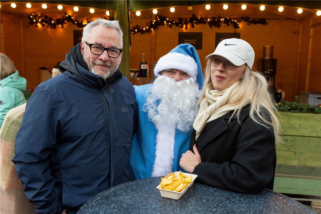 Der blau-weiße Weihnachtsmann war zu Besuch auf dem Adventsmarkt in Alstätte. Hier gibt es zahlreiche Fotos von den Besuchern des Weihnachtsmarktes. 
