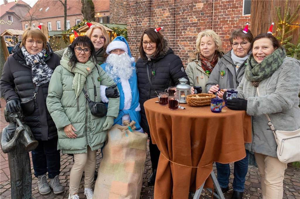 Der blau-weiße Weihnachtsmann war zu Besuch auf dem Adventsmarkt in Alstätte. Hier gibt es zahlreiche Fotos von den Besuchern des Weihnachtsmarktes. 
