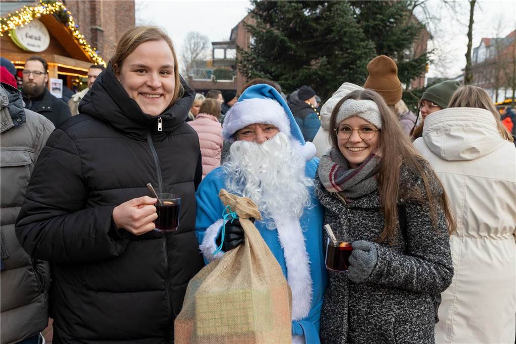 Der blau-weiße Weihnachtsmann war zu Besuch auf dem Adventsmarkt in Alstätte. Hier gibt es zahlreiche Fotos von den Besuchern des Weihnachtsmarktes. 