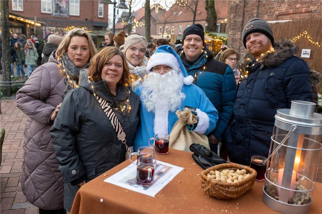 Der blau-weiße Weihnachtsmann war zu Besuch auf dem Adventsmarkt in Alstätte. Hier gibt es zahlreiche Fotos von den Besuchern des Weihnachtsmarktes. 