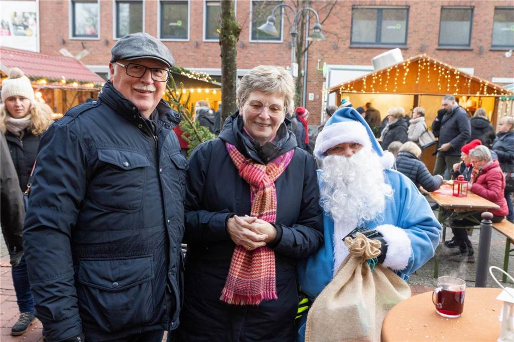 Der blau-weiße Weihnachtsmann war zu Besuch auf dem Adventsmarkt in Alstätte. Hier gibt es zahlreiche Fotos von den Besuchern des Weihnachtsmarktes. 