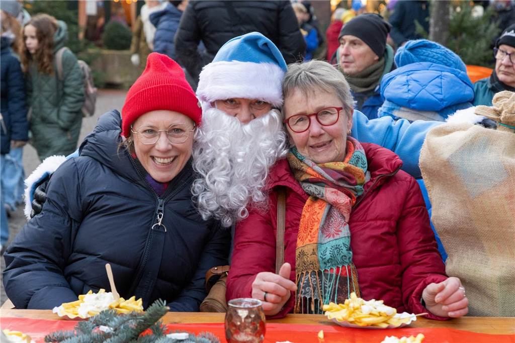 Der blau-weiße Weihnachtsmann war zu Besuch auf dem Adventsmarkt in Alstätte. Hier gibt es zahlreiche Fotos von den Besuchern des Weihnachtsmarktes. 