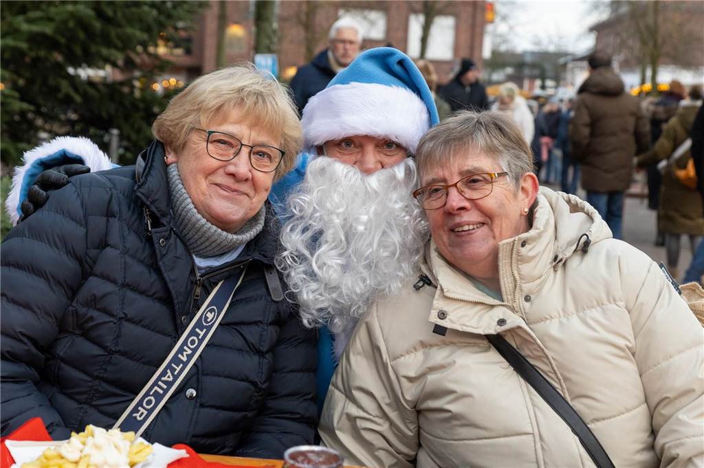 Der blau-weiße Weihnachtsmann war zu Besuch auf dem Adventsmarkt in Alstätte. Hier gibt es zahlreiche Fotos von den Besuchern des Weihnachtsmarktes. 